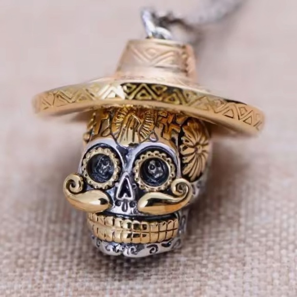 Jewelry - Cool skull necklace